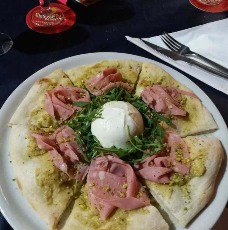 Ficaccia con mortadella bufala e pesto di pistacchio